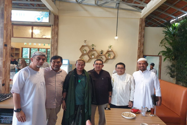 Gaya Fadli Zon dan Habib Bahar bin Smith Lagi Merokok Cerutu di Bogor