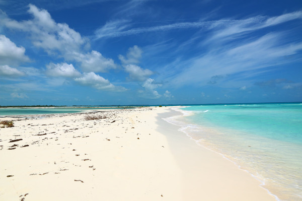 8 Pantai Terindah di Dunia yang Bikin Betah Liburan, Nomor 5 dari Indonesia