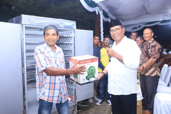 Bupati Edi Langkara Resmikan Proyek Infrastruktur dan Beri Bantuan ke Warga Sejumlah Kecamatan