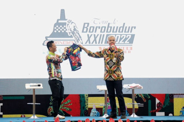 Ganjar Apresiasi Karya Kreatif Kawan Difabel Desainer Jersi Tour De Borobudur