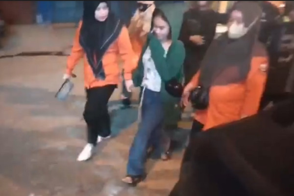 Asyik Bersetubuh Bertiga di Kamar Hotel, 2 Pria dan 1 Gadis Belia Tanpa Baju Panik Digedor Petugas