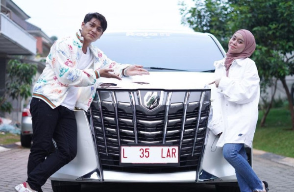 6 Koleksi Mobil Mewah Rizky Billar, Mulai Mercedes, Mustang, hingga Ferrari