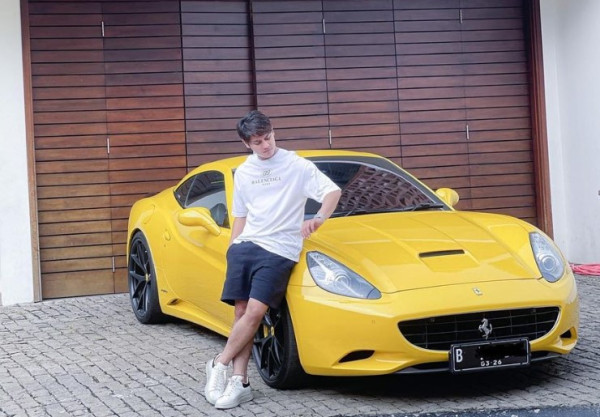 6 Koleksi Mobil Mewah Rizky Billar, Mulai Mercedes, Mustang, hingga Ferrari