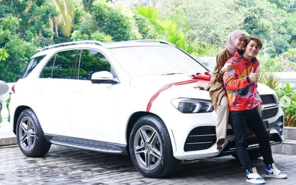 6 Koleksi Mobil Mewah Rizky Billar, Mulai Mercedes, Mustang, hingga Ferrari