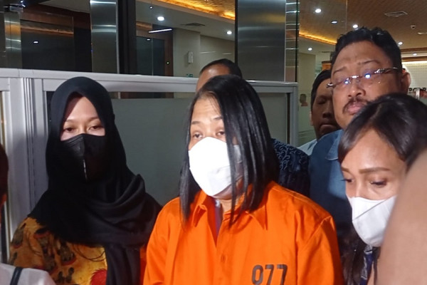Penampakan Putri Candrawathi Pakai Baju Tahanan Sambil Menangis