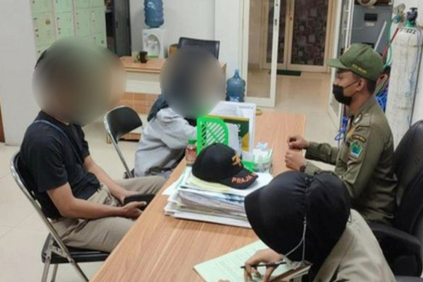 Pasangan Mesum Diringkus Satpol PP saat Asyik Indehoi di Bangku Taman Tepi Jalan