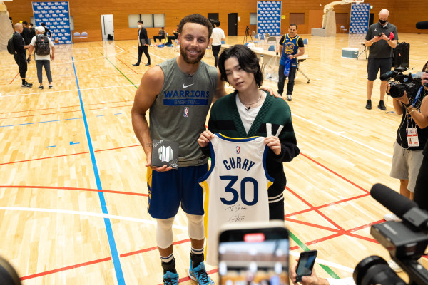 Bertemu Suga BTS, Bintang NBA Stephen Curry Ngaku Penggemar Berat