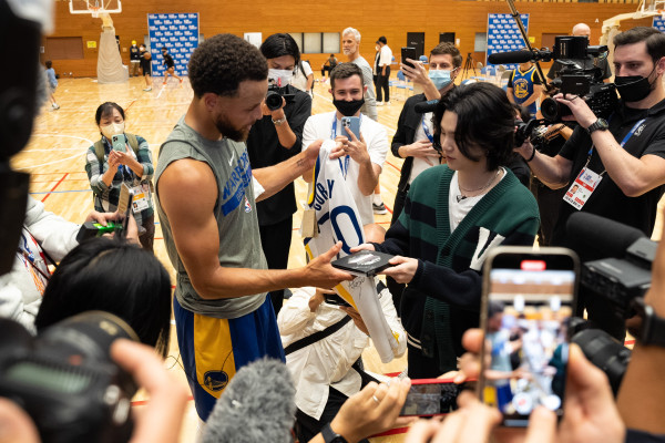 Bertemu Suga BTS, Bintang NBA Stephen Curry Ngaku Penggemar Berat