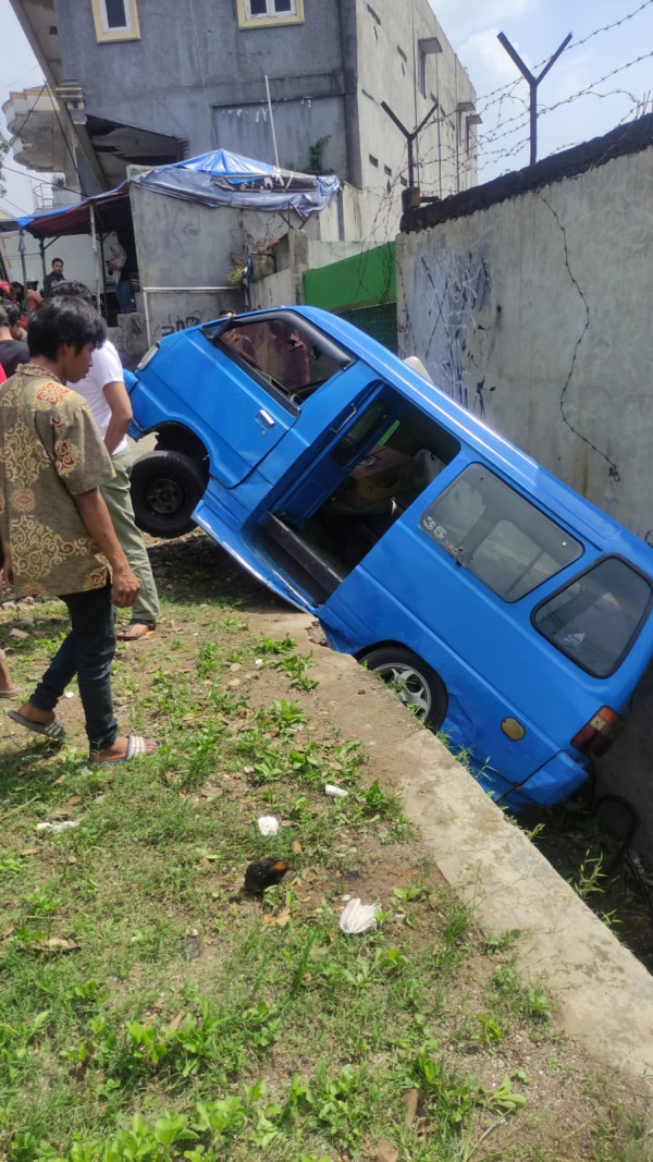 Tak Kuat Nanjak, Angkot di Bogor Terperosok ke Gorong-Gorong