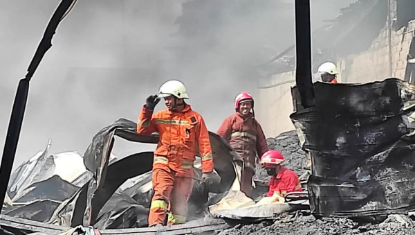 Kebakaran Hebat Hanguskan 4 Pabrik dan Sejumlah Kendaraan di Tangerang