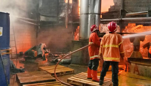 Kebakaran Hebat Hanguskan 4 Pabrik dan Sejumlah Kendaraan di Tangerang