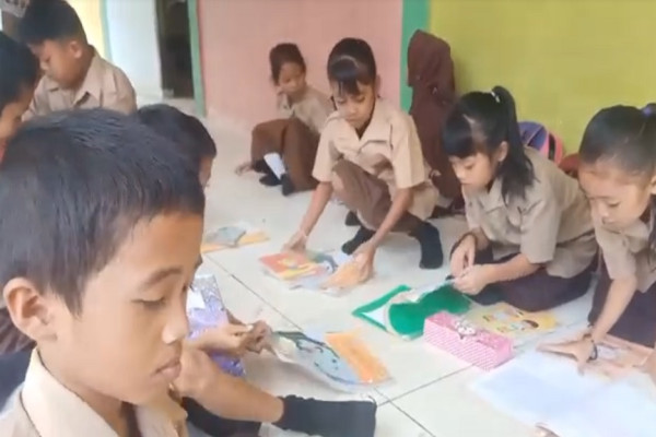 Miris! Tak Punya Kelas, Puluhan Pelajar SDN Sungai Harapan Belajar di Teras Tanpa Alas
