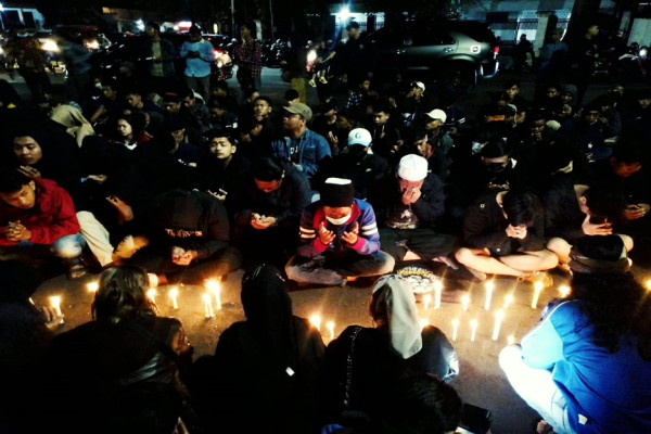 Doa Khusyuk Keyla Firisya di Depan Nyala Lilin Keprihatinan Tragedi Kanjuruhan