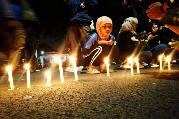 Doa Khusyuk Keyla Firisya di Depan Nyala Lilin Keprihatinan Tragedi Kanjuruhan