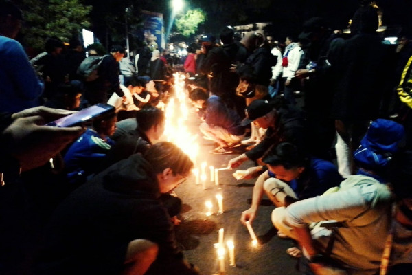 Doa Khusyuk Keyla Firisya di Depan Nyala Lilin Keprihatinan Tragedi Kanjuruhan