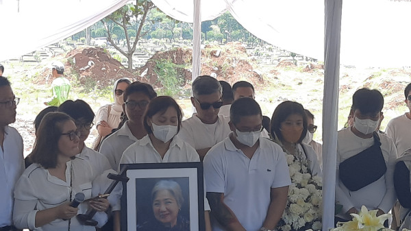 Prosesi Pemakaman Ibunda Gading Marten Berlangsung Haru