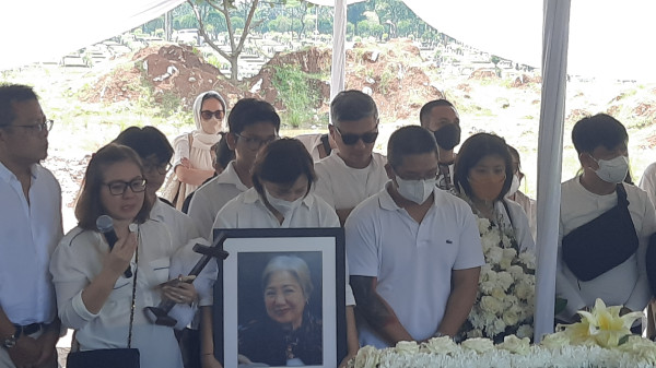 Prosesi Pemakaman Ibunda Gading Marten Berlangsung Haru