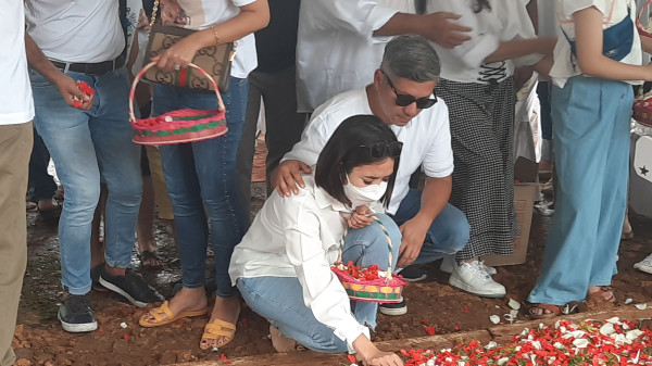Hadiri Pemakaman Ibunda Gading Marten, Tangis Gisella Anastasia Pecah