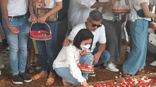 Hadiri Pemakaman Ibunda Gading Marten, Tangis Gisella Anastasia Pecah