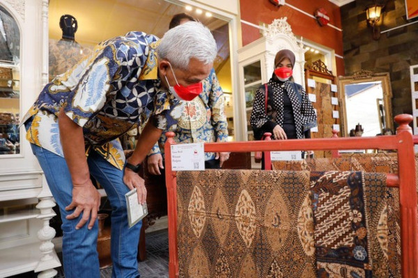 Blusukan ke Pasar Kliwon, Ganjar Kagum dengan Kampung Batik Kauman Solo