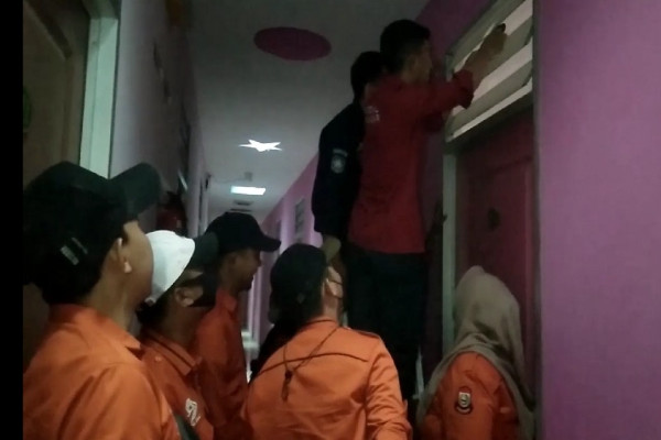 Asyik Mesum di Kamar Wisma, Muda-mudi Tanpa Baju Panik Tertangkap Petugas Dinas Sosial