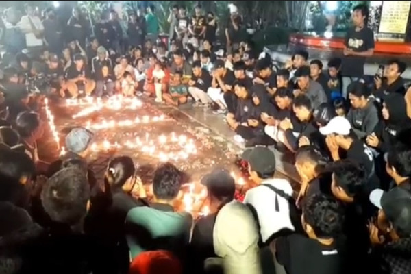 Nyala Lilin dan Doa Bonek untuk Aremania Korban Kerusuhan di Stadion Kanjuruhan