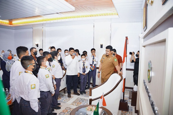 Siswa Perguruan Islam Al Amjad Kunjungan Wisata ke Ruang Kerja Wali Kota Bobby Nasution