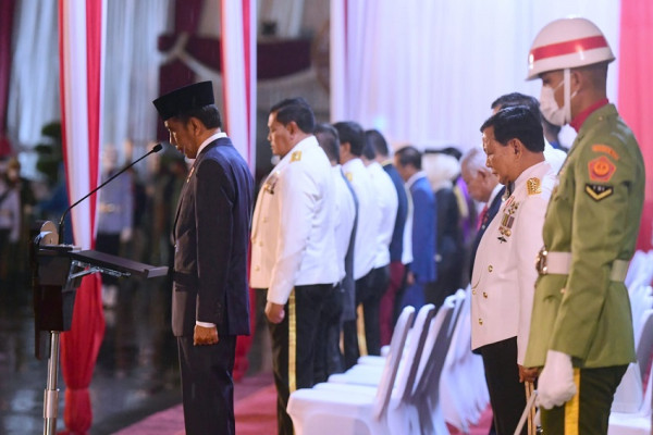 Jokowi Pimpin Upacara Parade Senja di Kantor Prabowo Subianto
