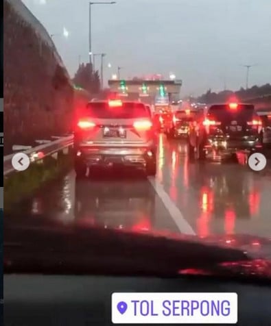 Tol Pondok Aren-BSD Banjir, Kemacetan Mengular Arah Bintaro dan Jakarta