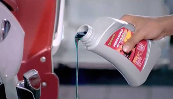 Motor Matic Lama Gunakan Oli Kental atau Encer? Ini Jawabannya!