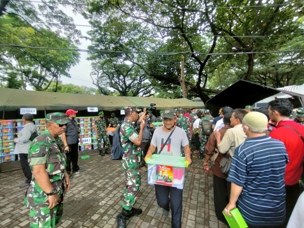 TNI Bagikan Ribuan Paket Sembako di Monas, Warga: Alhamdulillah, Lumayan Ini Bisa Seminggu