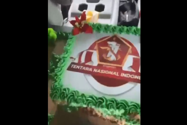 Viral, Kue HUT Ke-77 TNI Dijilat Oknum Polisi sambil Doakan Tidak Panjang Umur