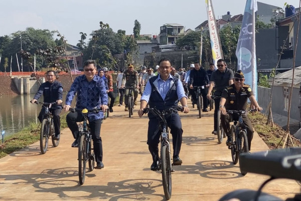Sambil Bersepeda, Anies Buka 3 Ruang Limpah di Waduk Brigif Jakarta