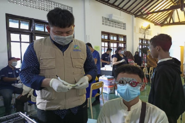 Kolaborasi MNC Peduli Bersama Esselor, Tingkatkan Kesadaran Pentingnya Kesehatan Mata sejak Dini