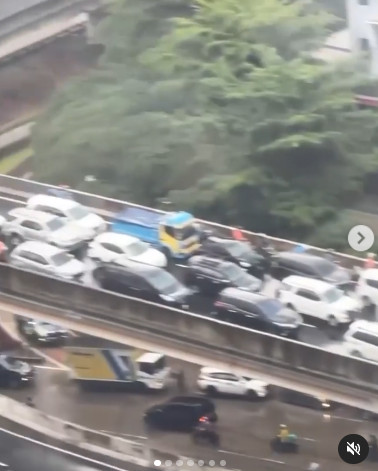 Jalan TB Simatupang Macet Parah Imbas Banjir, Motor Diarahkan Masuk Tol
