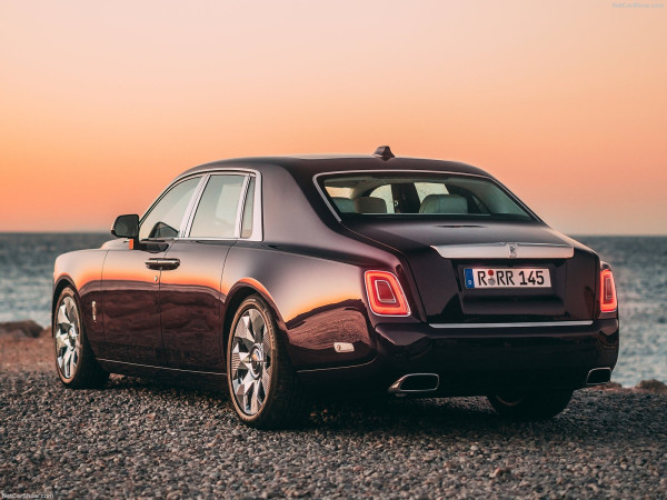 Rolls-Royce Harga Rp13 Miliar Kena Recall karena Masalah Lampu Depan