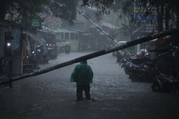 Jalanan Jakarta Selatan Dikepung Banjir, Lalu Lintas Nyaris Lumpuh