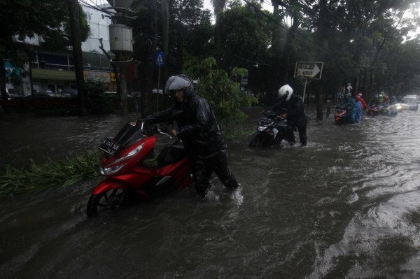 Jalanan Jakarta Selatan Dikepung Banjir, Lalu Lintas Nyaris Lumpuh