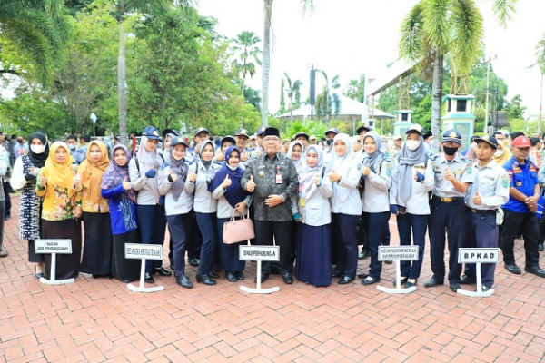 Plt Bupati Hulu Sungai Utara Husairi Abdi Pimpin Apel Terakhir