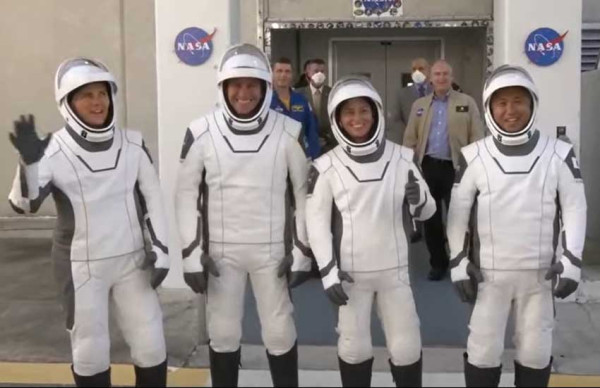 SpaceX Luncurkan 4 Astronot ke ISS, Termasuk Seorang Kosmonot Rusia