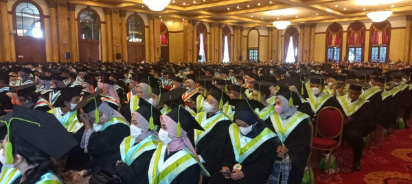 Wisuda Institut STIAMI, Wamenaker Ingatkan Pentingnya Kuasai Kompetensi Digital