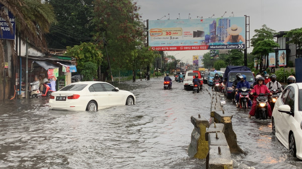 Awas! Jalan Raya Pekayon Bekasi Banjir, Banyak Motor Mogok