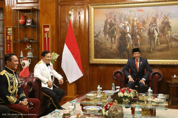 Momen Jokowi Ngopi Bareng Sesepuh TNI di Ruang Kerja Prabowo