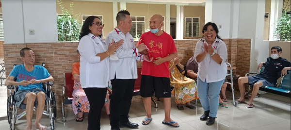 HUT Ke-8, DPW Partai Perindo Sumut Berbagi dengan Panti Jompo di Medan
