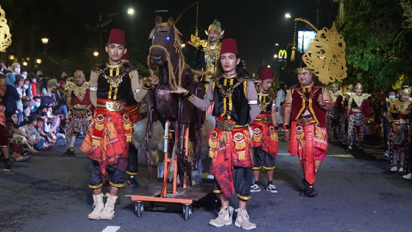 Ribuan Orang Padati Tugu Pal Putih Saksikan Wayang Jogja Night Carnival