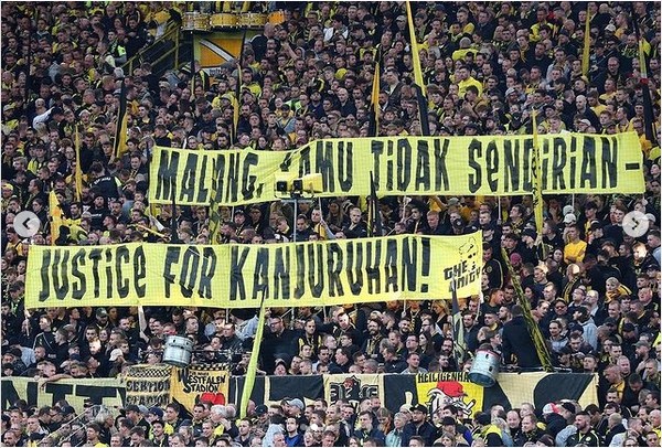 Fans Borussia Dortmund Bentangkan Spanduk: Justice For Kanjuruhan!