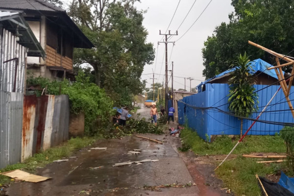 Hujan Es Landa Depok, Banyak Rumah Bocor dan Pohon Tumbang