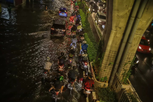 Jangan Memakai Sandal Jepit Saat Hujan, Berbahaya!