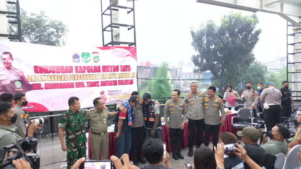 Unik! Festival Lempar Tomat dan Roti Disiapkan Tangkal Tawuran di Manggarai