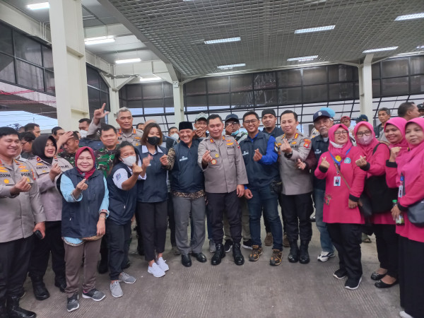 Kapolda Metro Jaya Dukung Festival Tawuran Lempar Tomat dan Roti di Manggarai